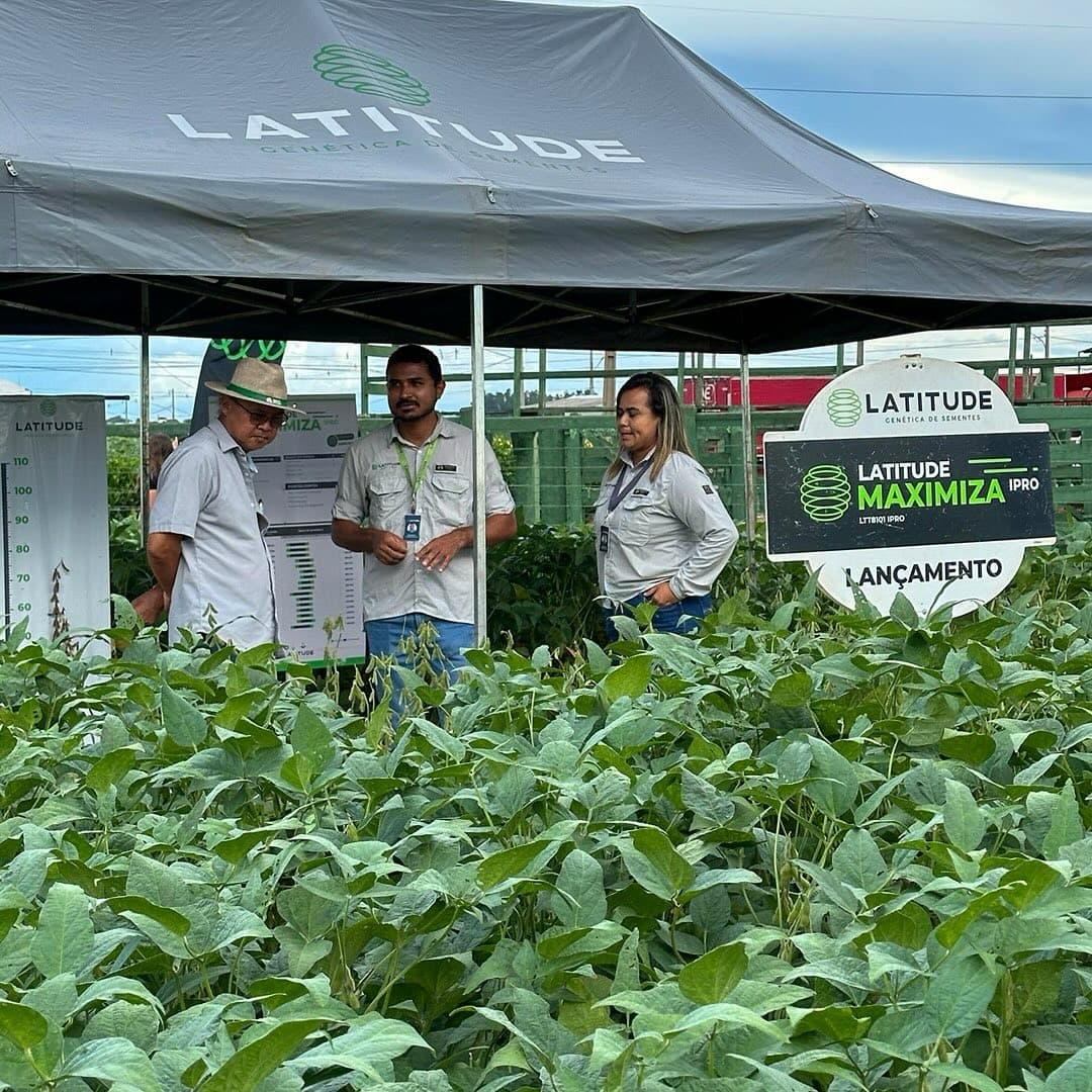 Latitude team welcoming growers at the experimental plot